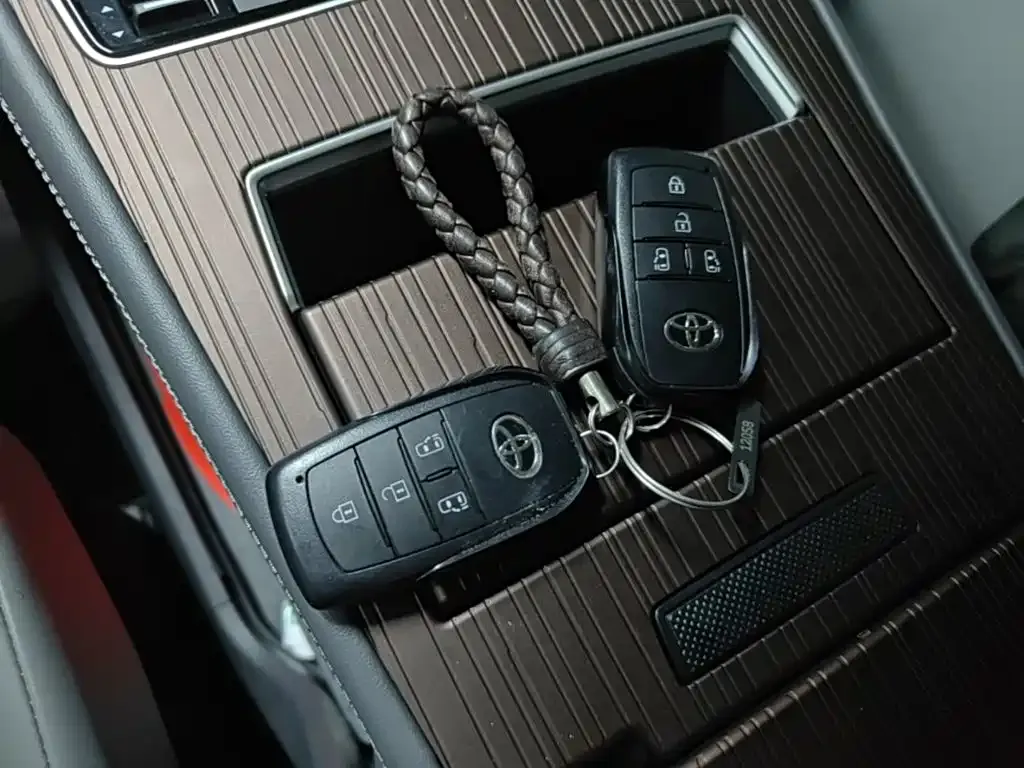 Toyota Granvia — фото 9