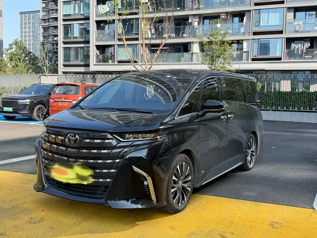 Toyota Alphard — фото 1