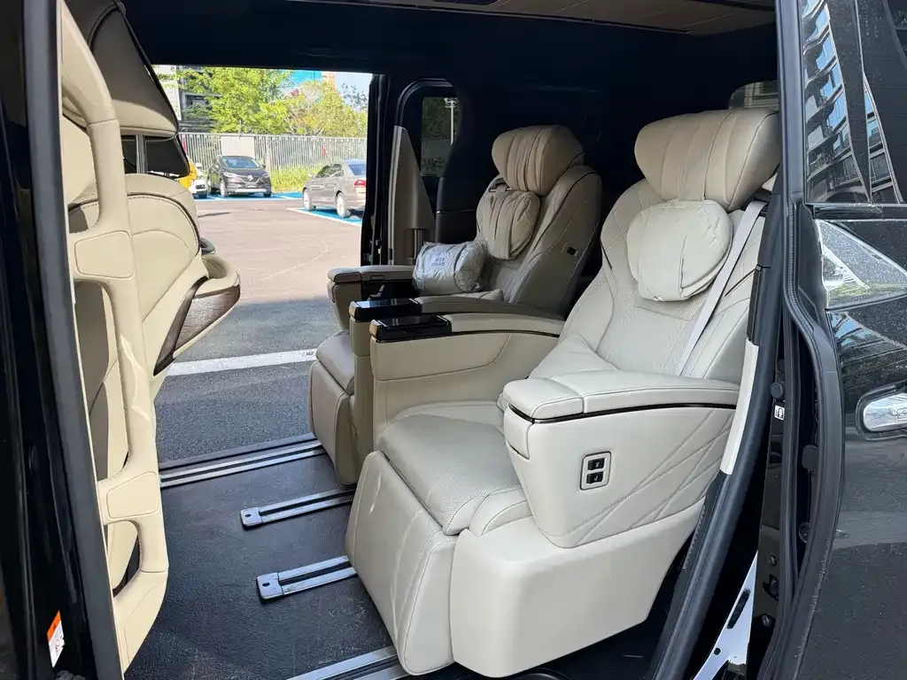 Toyota Alphard — фото 4