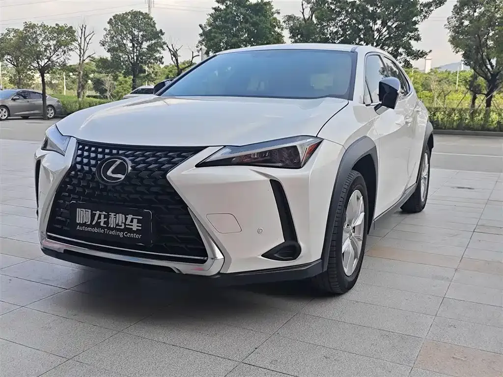 Lexus UX — фото 1