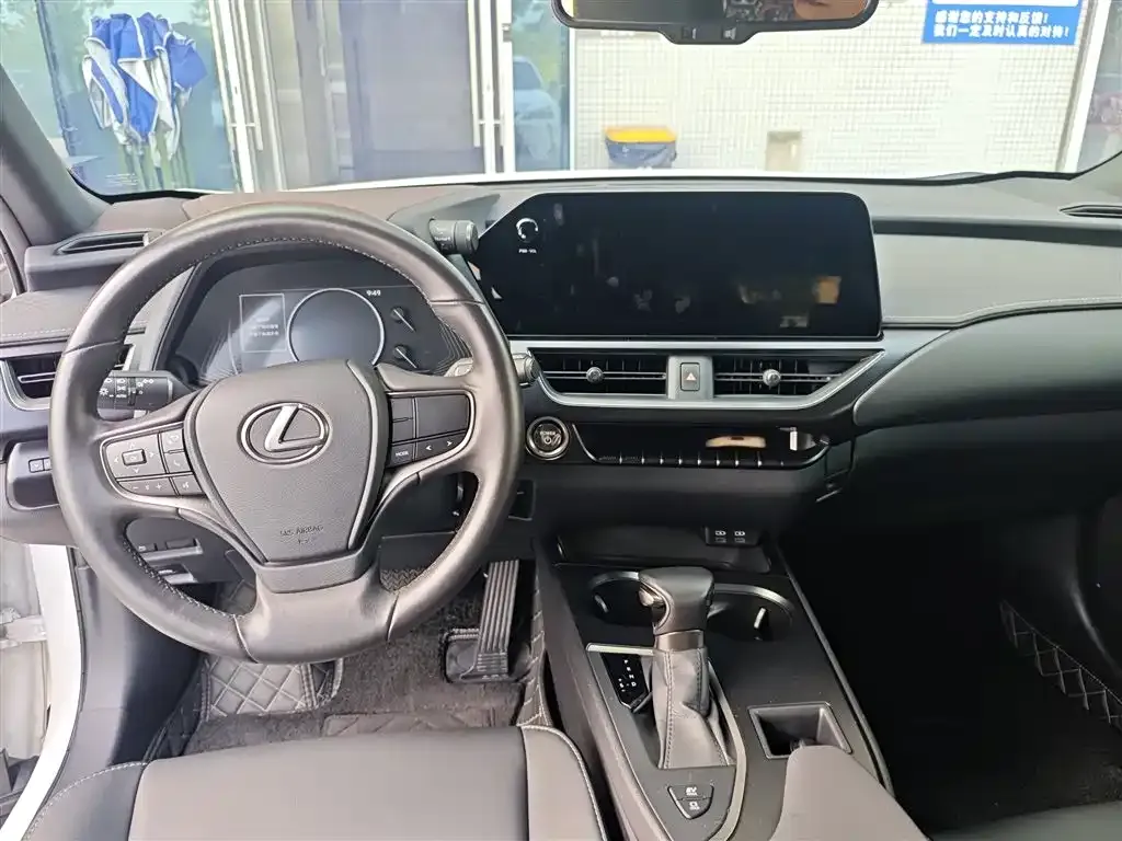 Lexus UX — фото 6