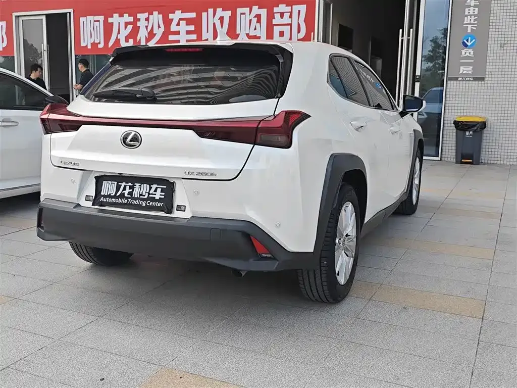 Lexus UX — фото 9