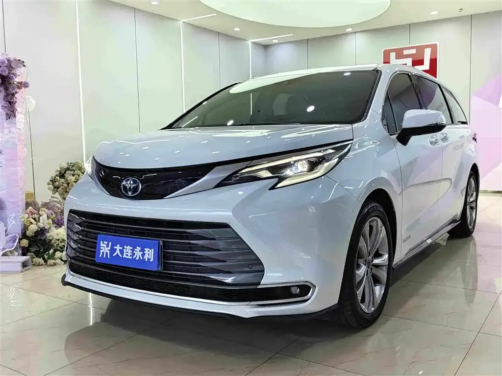 Toyota Sienna — фото 1