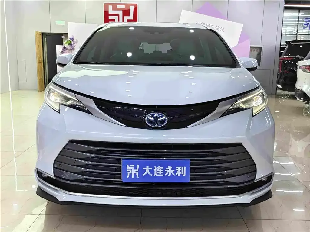 Toyota Sienna — фото 2