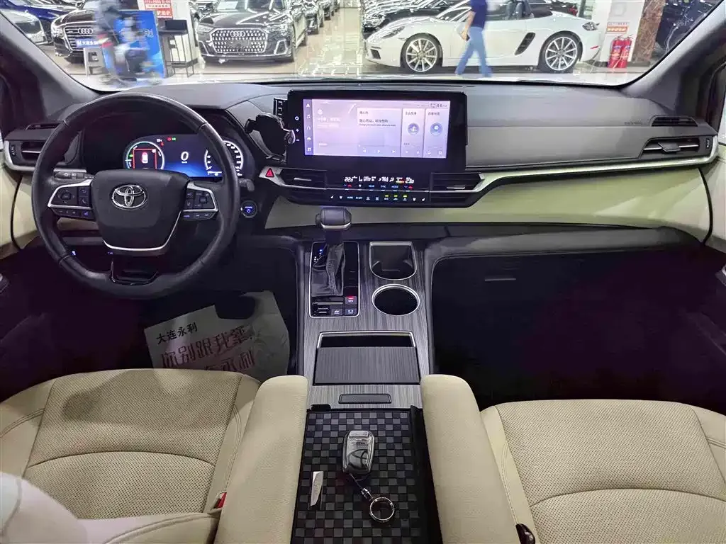Toyota Sienna — фото 8
