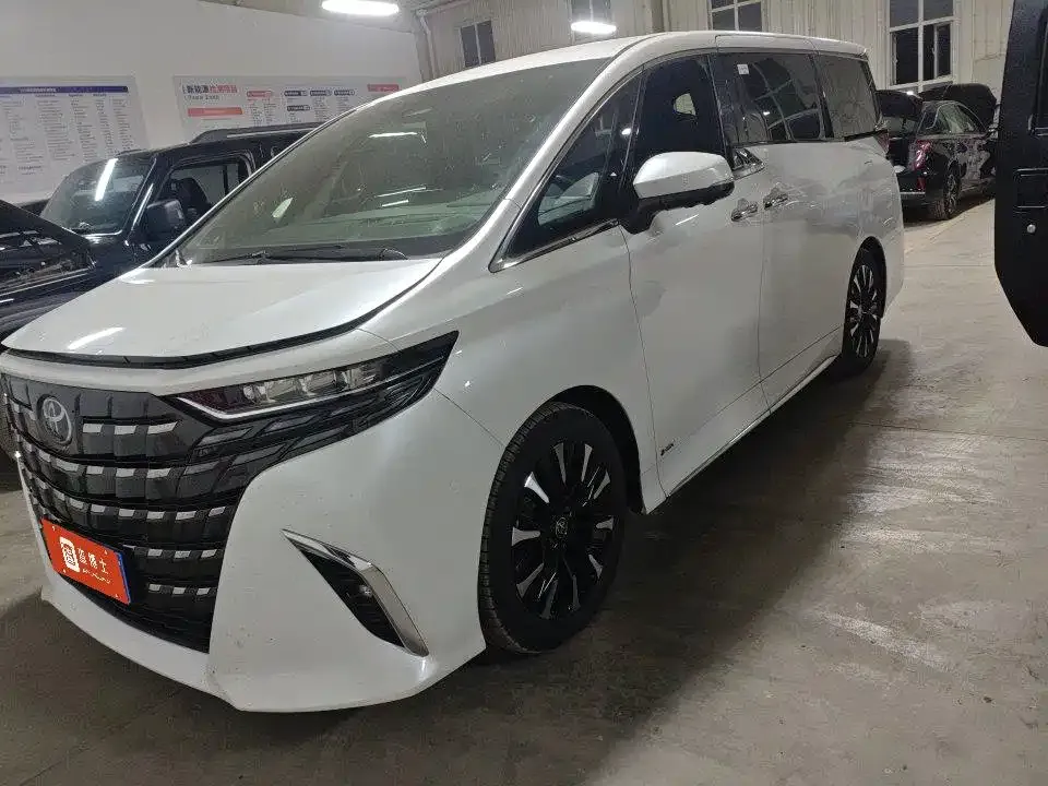 Toyota Alphard — фото 1