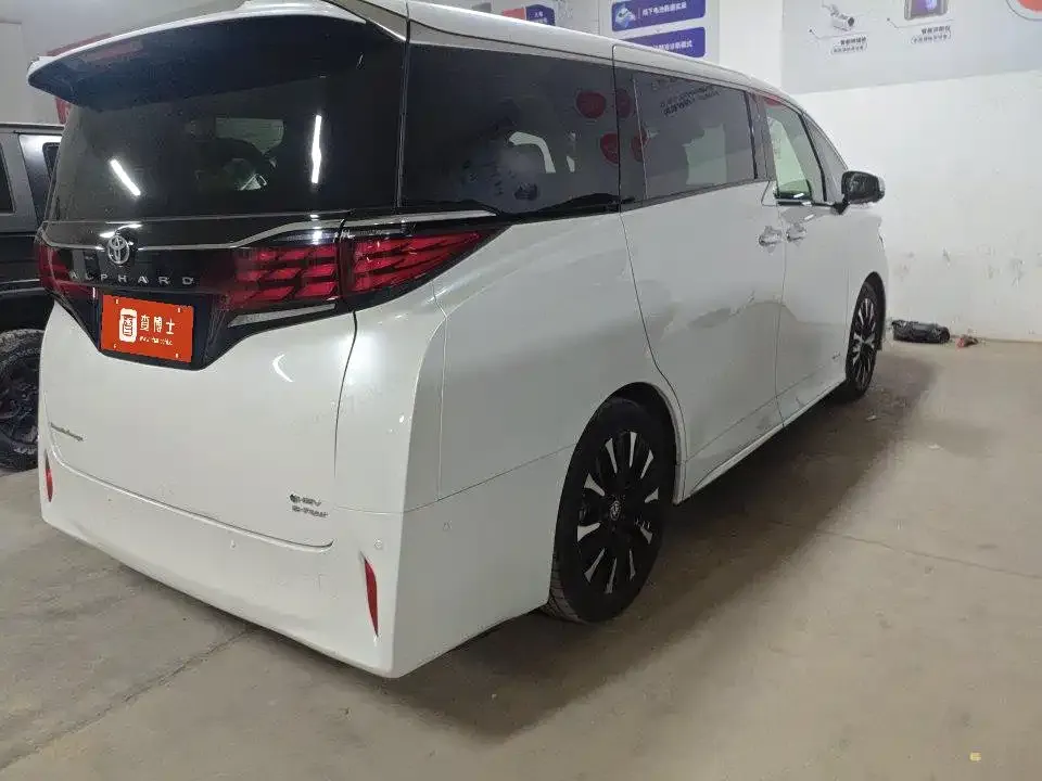 Toyota Alphard — фото 2