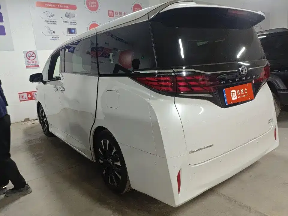 Toyota Alphard — фото 9