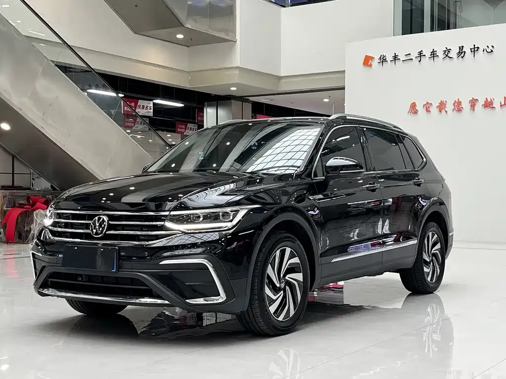 Volkswagen Tiguan L — фото 1