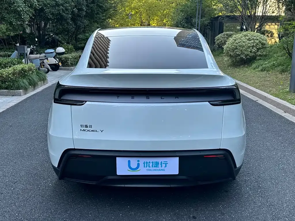 Tesla Model Y — фото 4