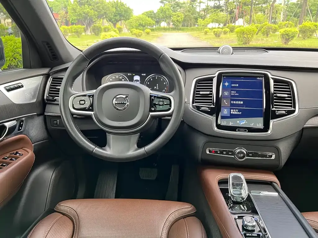 Volvo XC90 — фото 10