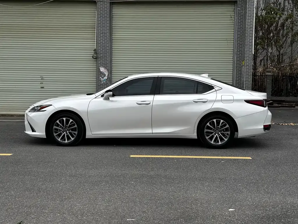 Lexus ES — фото 8