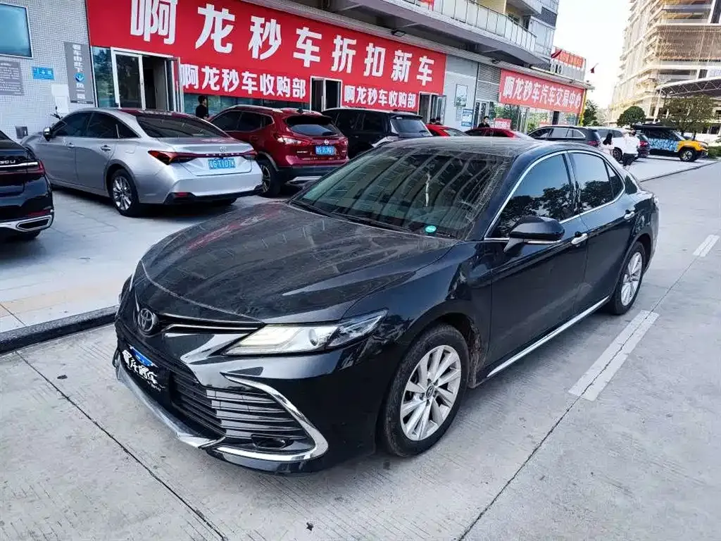Toyota Camry — фото 1