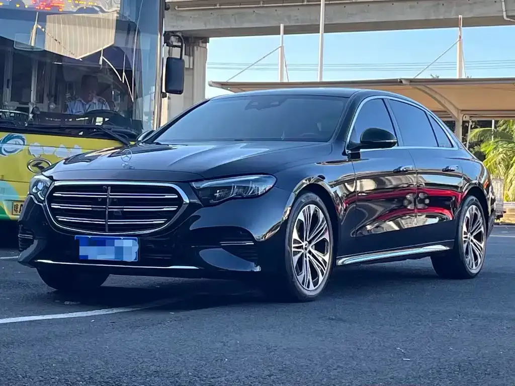 Mercedes-Benz E-Class — фото 1