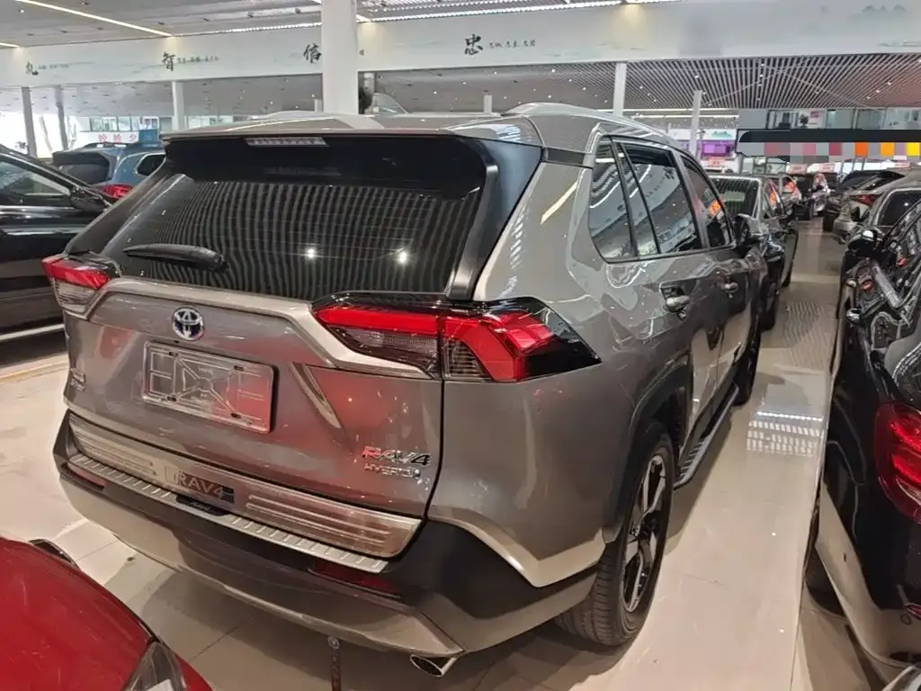 Toyota RAV4 — фото 2