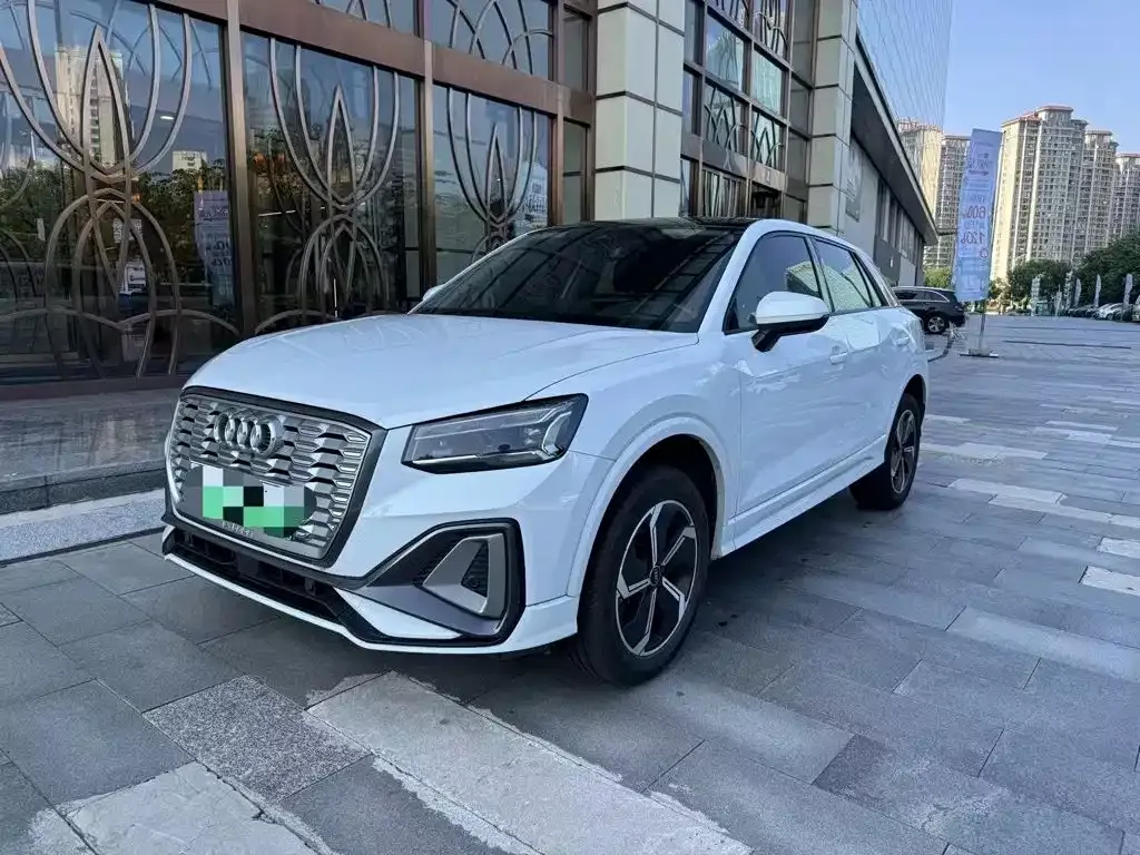 Audi Q2L e-tron — фото 1