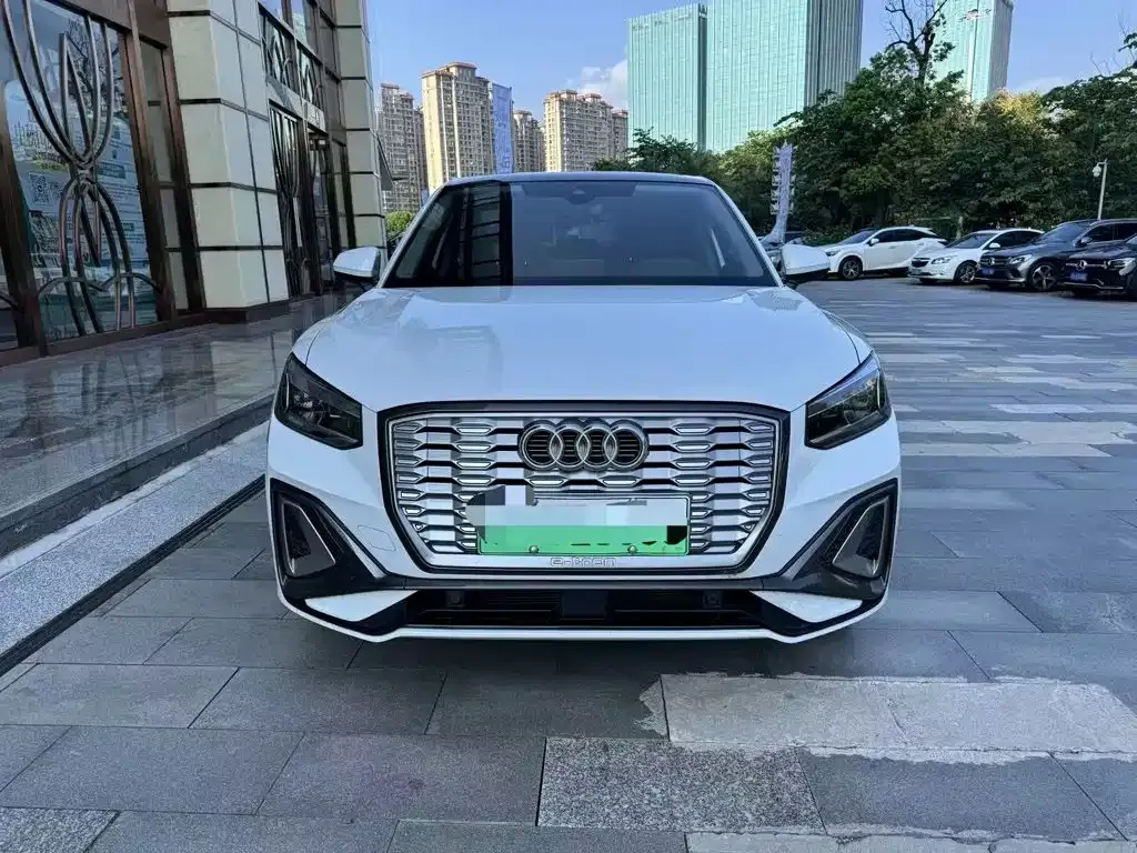 Audi Q2L e-tron — фото 5