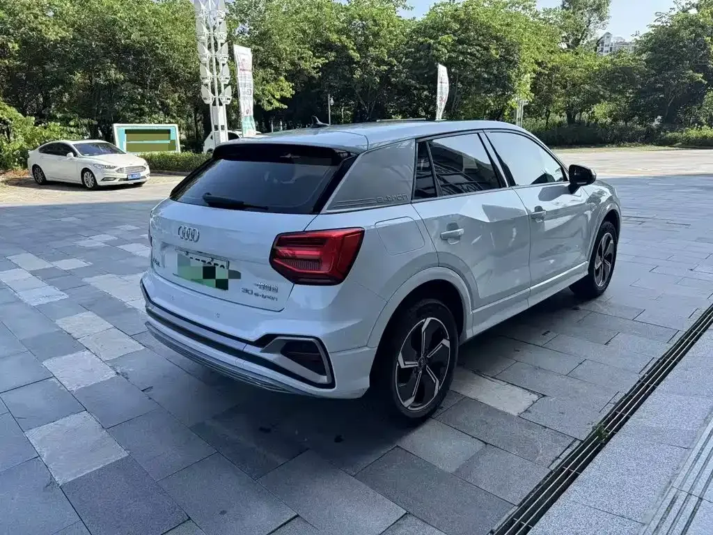 Audi Q2L e-tron — фото 4
