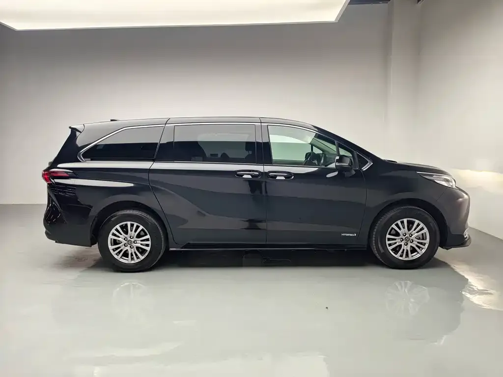 Toyota Sienna — фото 2