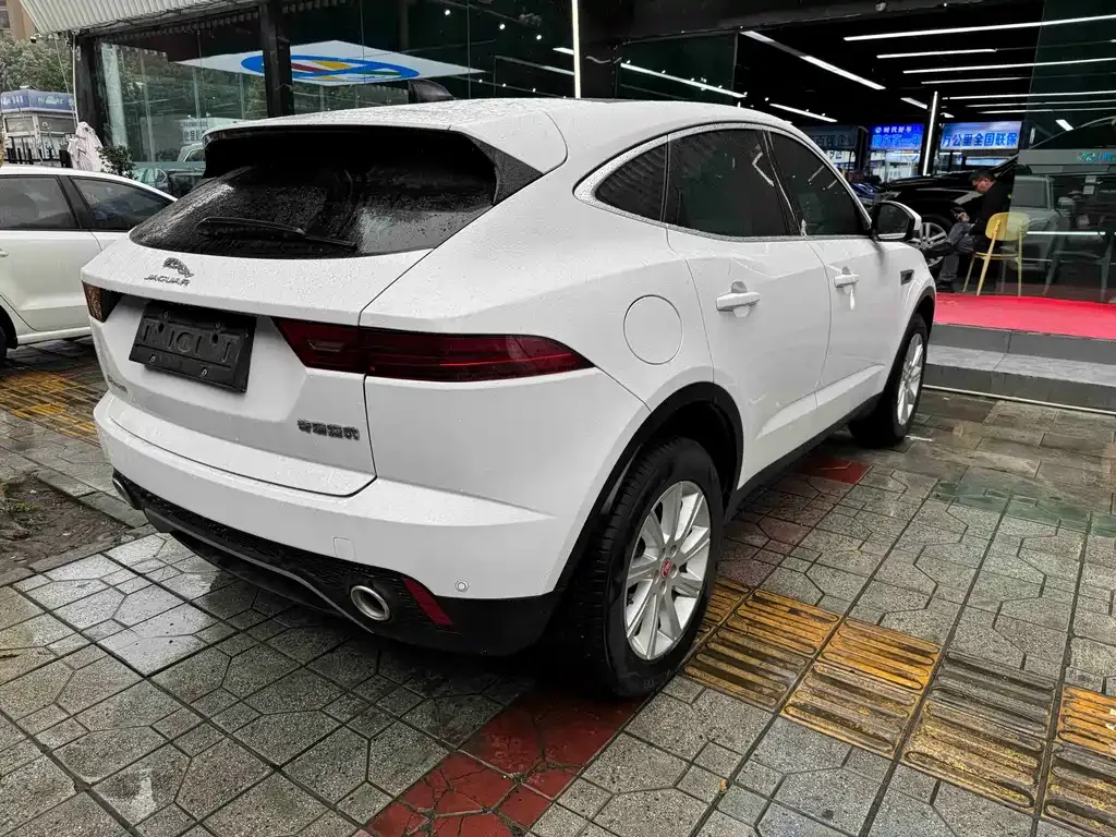 Jaguar E-PACE — фото 3