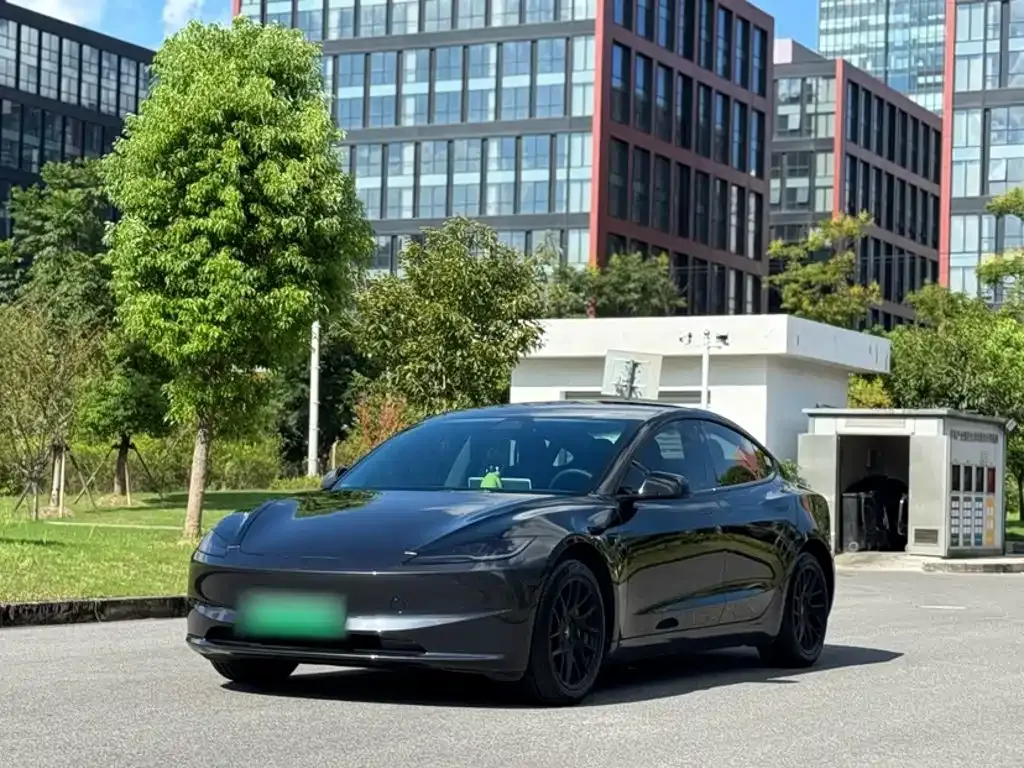 Tesla Model 3 — фото 1