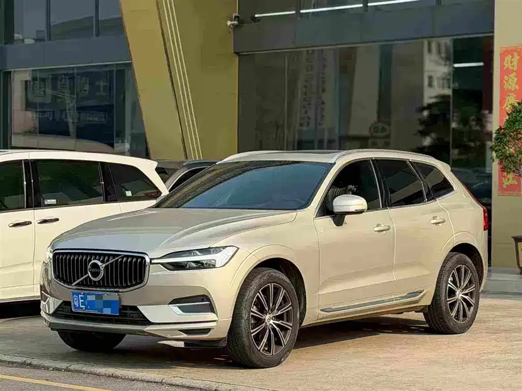 Volvo XC60 — фото 1