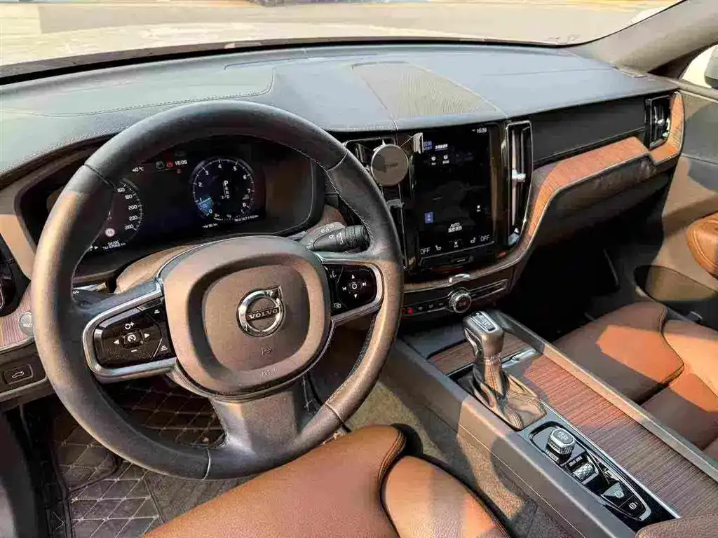 Volvo XC60 — фото 3