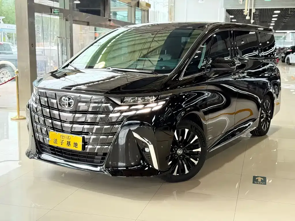 Toyota Alphard — фото 1