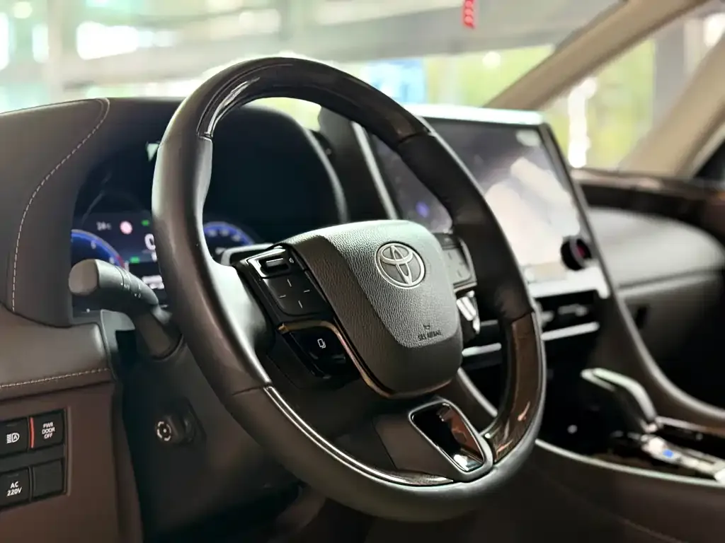 Toyota Alphard — фото 8