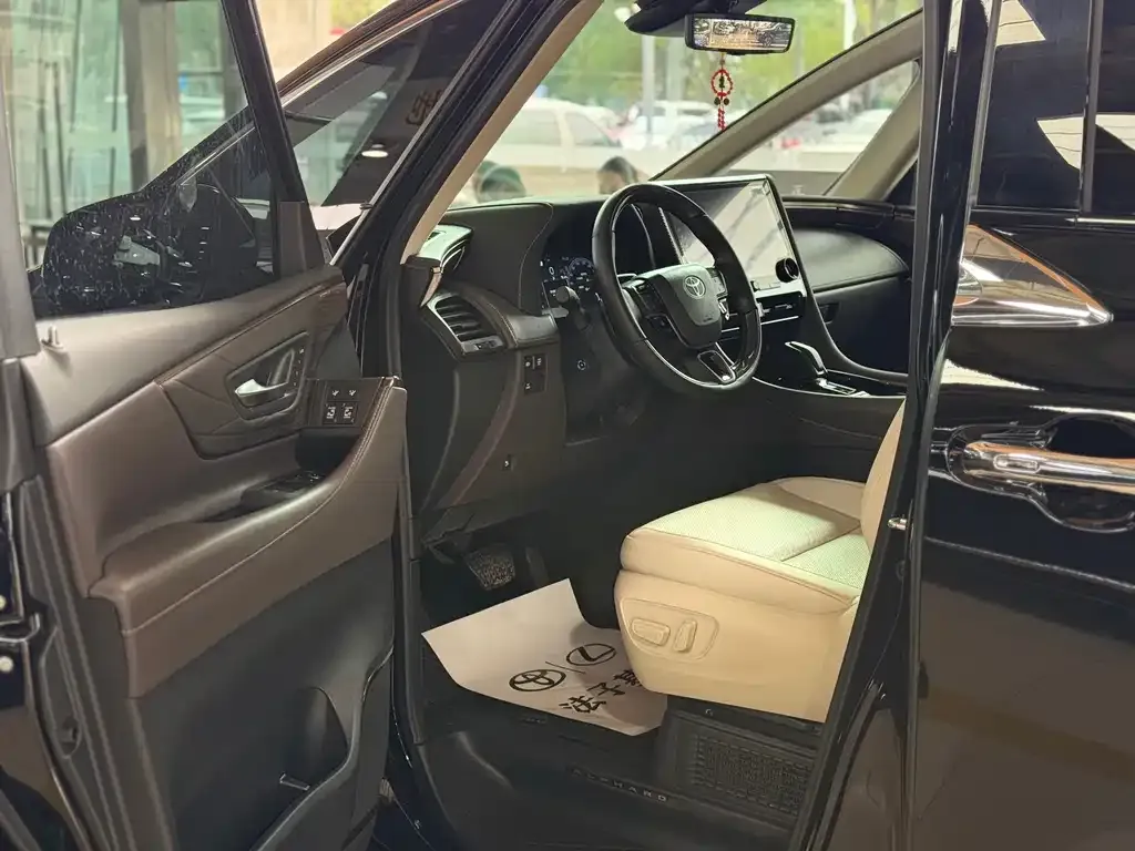 Toyota Alphard — фото 9