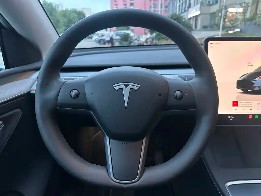 Tesla Model Y — фото 5