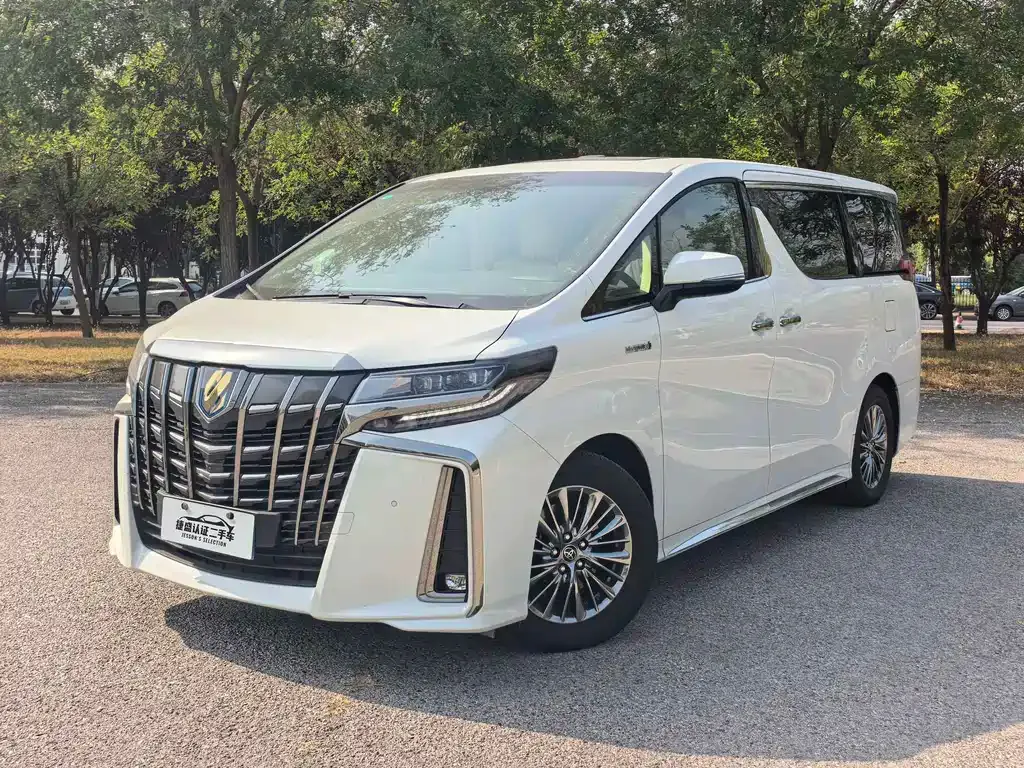 Toyota Alphard — фото 1