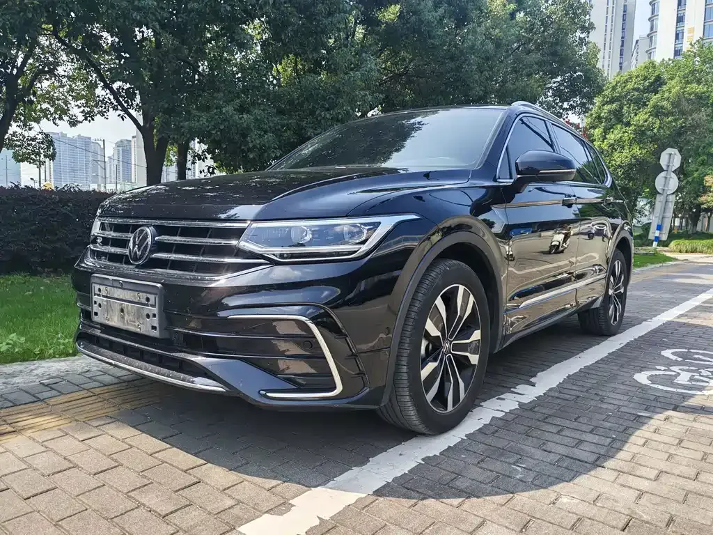 Volkswagen Tiguan L — фото 1