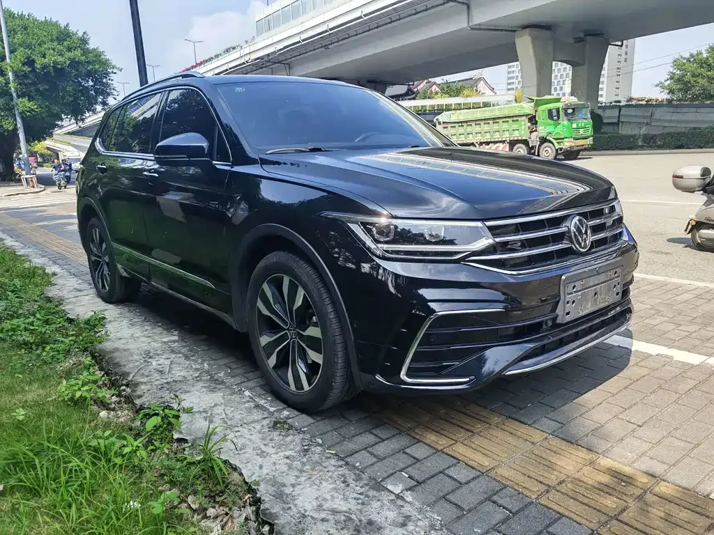 Volkswagen Tiguan L — фото 10