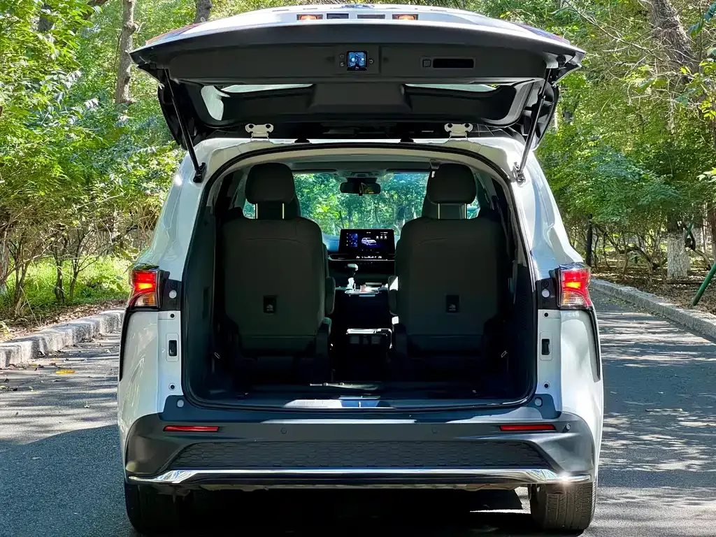Toyota Granvia — фото 7