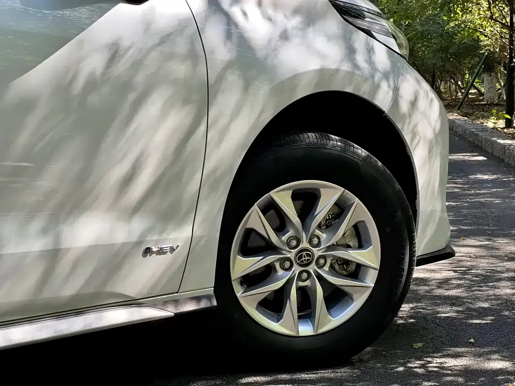 Toyota Granvia — фото 2
