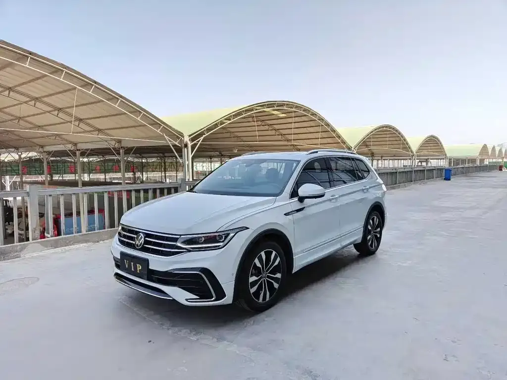 Volkswagen Tiguan L — фото 1