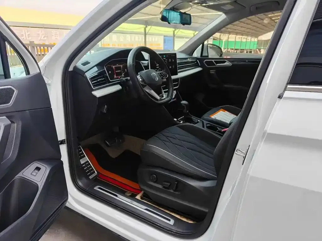 Volkswagen Tiguan L — фото 2