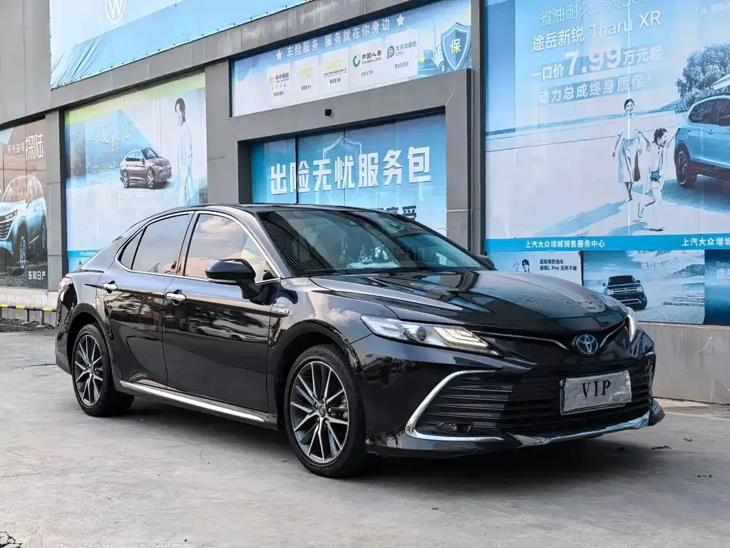 Toyota Camry — фото 1