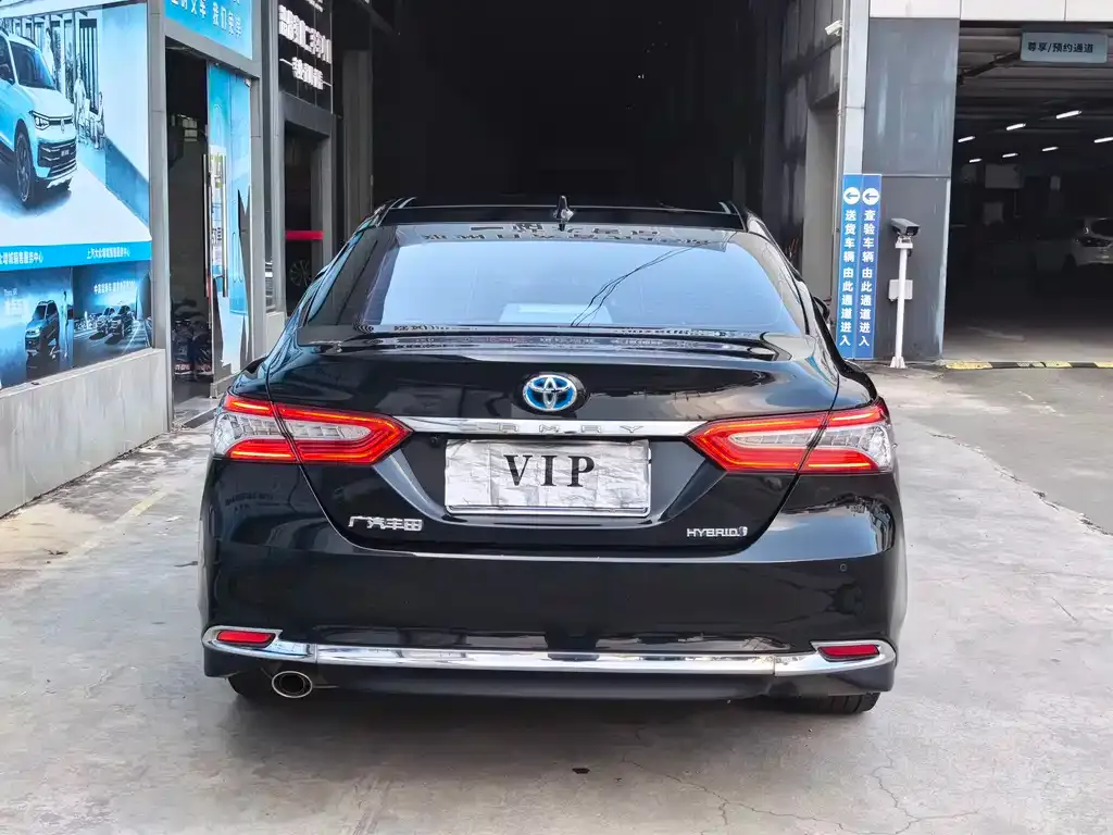 Toyota Camry — фото 5