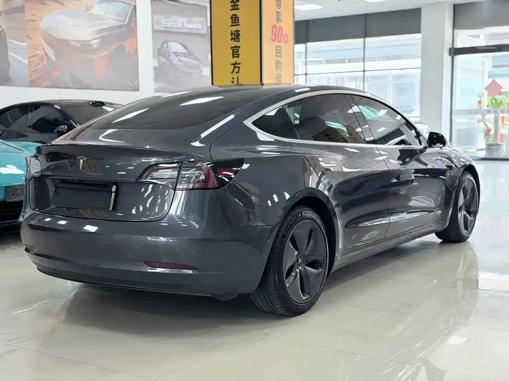 Tesla Model 3 — фото 9