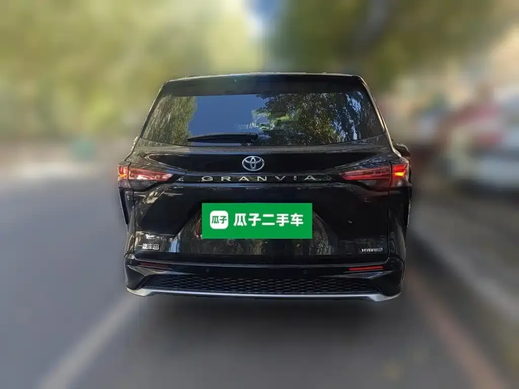 Toyota Granvia — фото 2