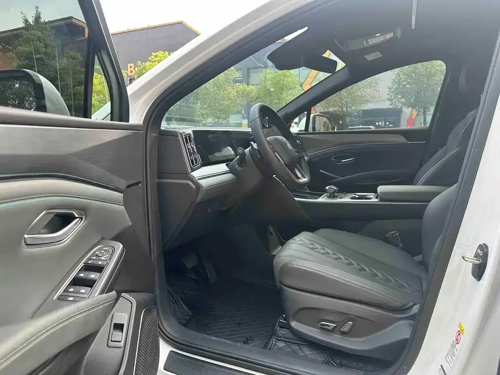 BYD L DM-i — фото 3