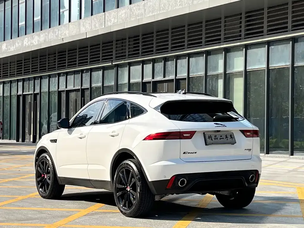 Jaguar E-PACE — фото 9