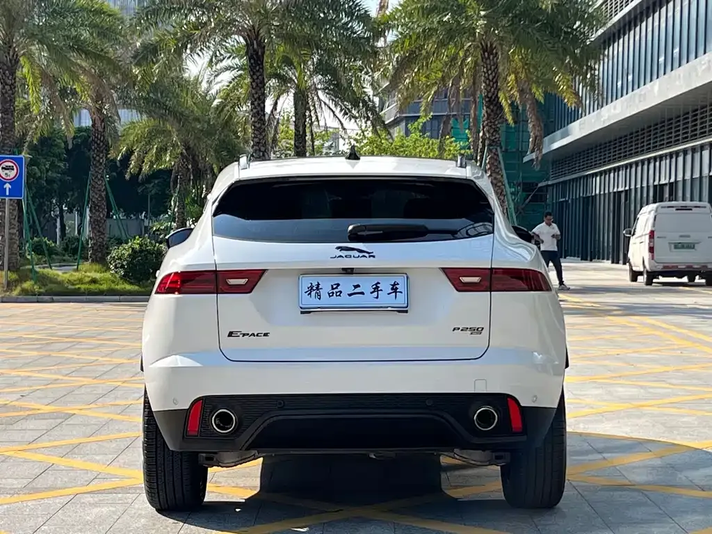 Jaguar E-PACE — фото 8