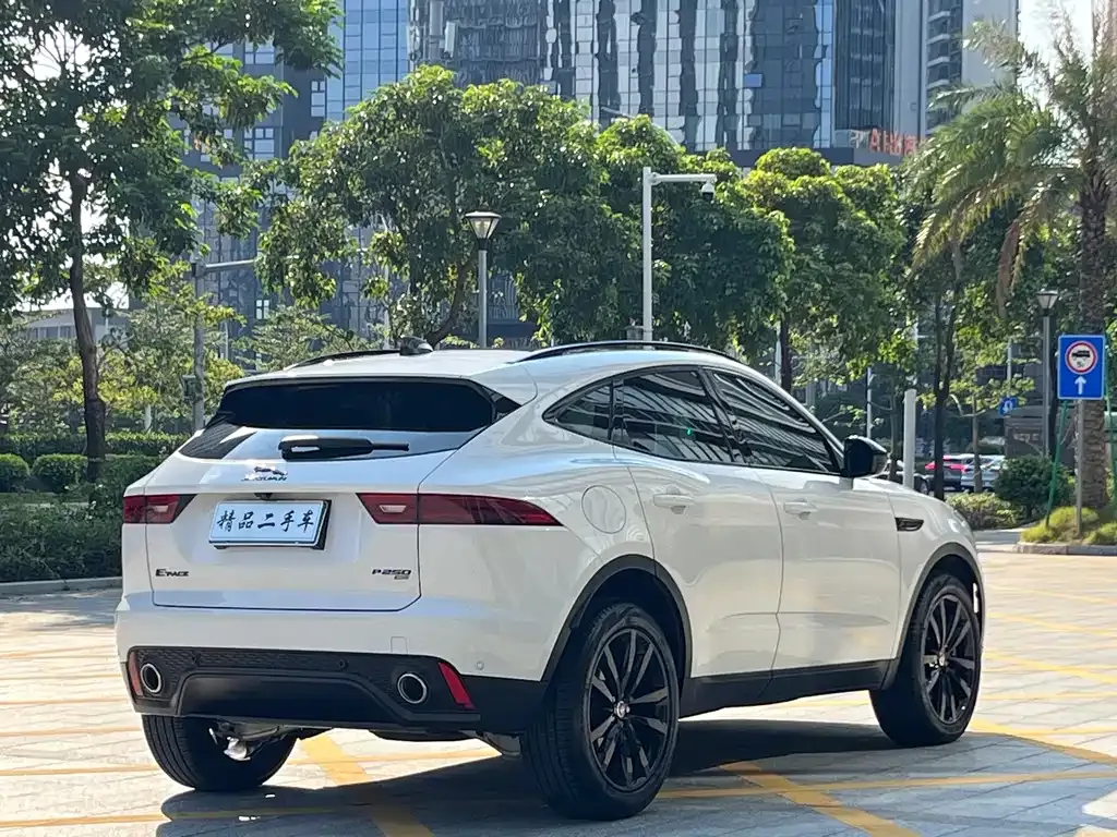 Jaguar E-PACE — фото 6