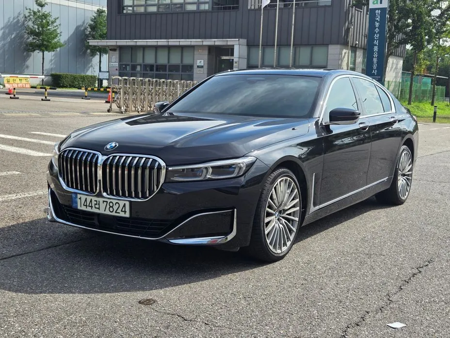 BMW 7-Series — фото 1