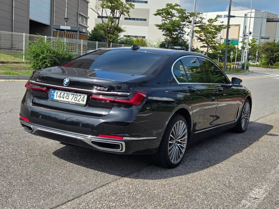 BMW 7-Series — фото 10