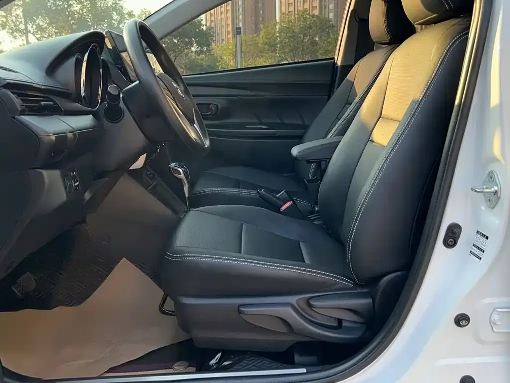 Toyota Yaris L — фото 5