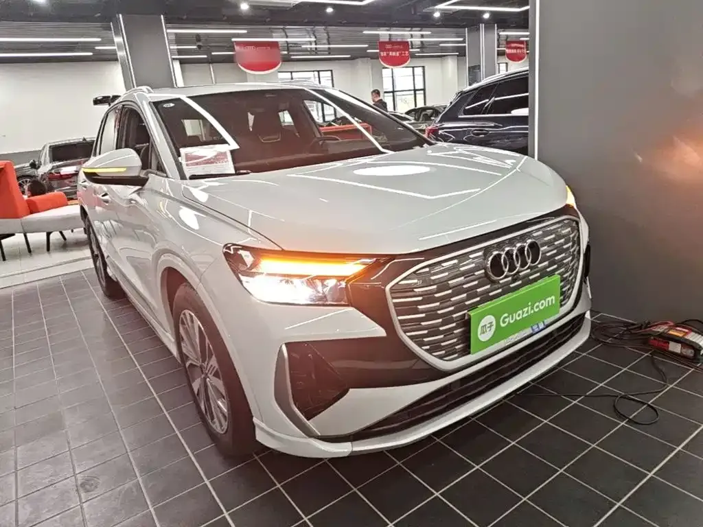 Audi Q4 e-tron — фото 1
